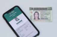 App e-Título no celular mostrando biometria coletada, ao lado de um RG.