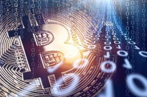 Moeda Bitcoin física em close-up, com código binário e brilho de luz no fundo. Simboliza criptomoeda e tecnologia digital.