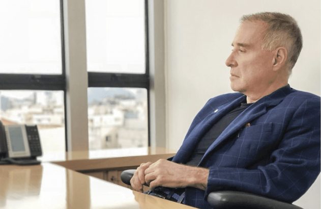 eike batista sentado olhando para frente