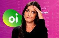 fabiana ortega, apresentadora do investnews, com a mão na cabeça com logo da oi ao fundo