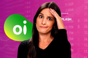 fabiana ortega, apresentadora do investnews, com a mão na cabeça com logo da oi ao fundo