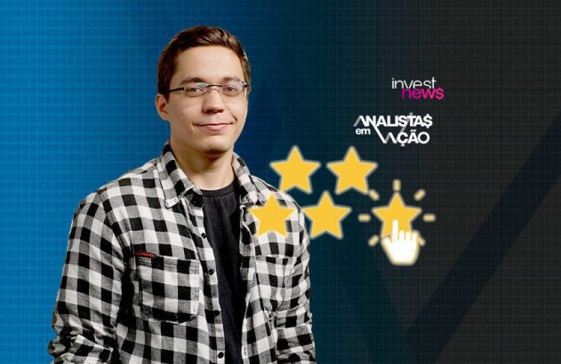 Homem de óculos e camisa xadrez sorrindo. Fundo azul/cinza, logos Invest News/Analistas em Ação e 5 estrelas com ícone de clique.