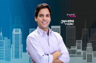 Homem sorridente de camisa roxa, braços cruzados, em fundo de prédios. Logos 'invest news' e 'ANALISTAS em AÇÃO'.