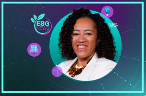 Mulher sorrindo, cabelo cacheado. Fundo com logo ESG News, Investnews, e símbolos de energia solar, eólica e inovação.