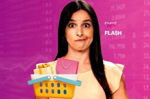 Mulher surpresa com cesta de compras e fundo de mercado financeiro.