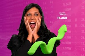 tatiana santiago, apresentadora do investnews, com as mãos no rosto