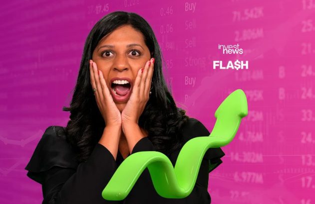 tatiana santiago, apresentadora do investnews, com as mãos no rosto