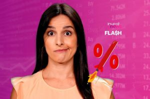 Mulher surpresa e símbolo de porcentagem (%) em forma de foguete decolando sobre fundo financeiro.