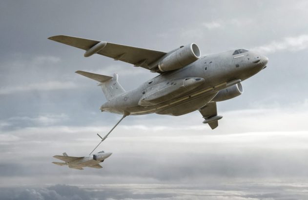 Avião-tanque reabastece caça F-35 no ar. Céu nublado.
