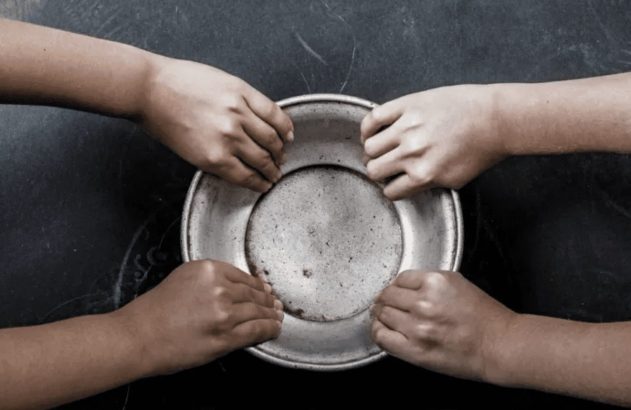 mãos de crianças com fome