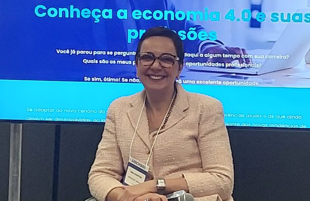 Mulher sorridente com crachá AMCHAM, à frente de tela azul sobre Economia 4.0 e futuro profissional.