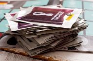 Pilha de pacotes de figurinhas Panini da Copa do Mundo FIFA 2022.