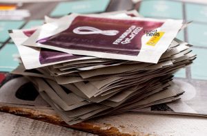 Pilha de pacotes de figurinhas Panini da Copa do Mundo FIFA 2022.