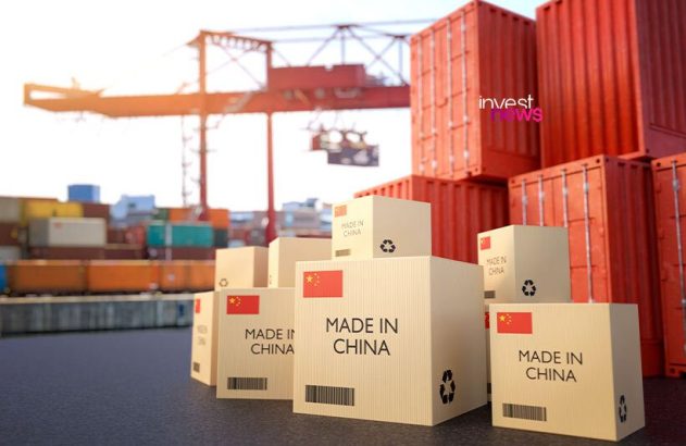 Caixas "Made in China" em um porto, com contêineres e guindaste. Cena de comércio global.