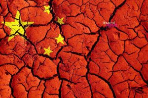 rachaduras na terra pintadas com as cores da bandeira chinesa