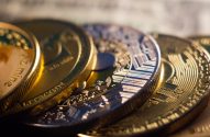 Várias moedas de criptomoeda douradas, como Bitcoin, alinhadas e brilhantes, com detalhes de circuitos.