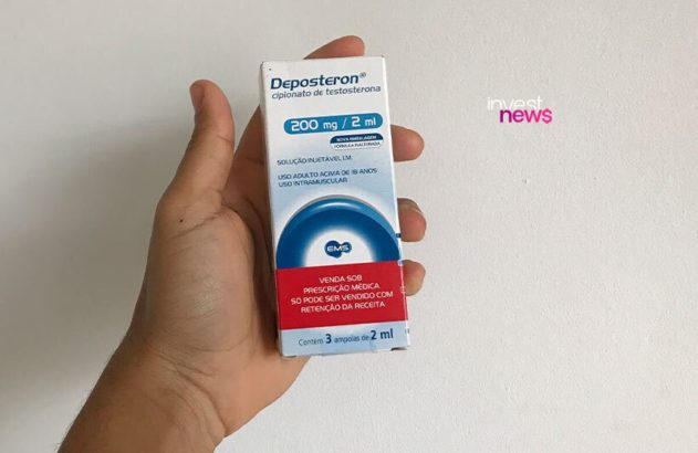 Mão segura caixa de Deposteron, medicamento injetável de testosterona.