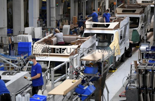 Fábrica: Trabalhadores montam motorhomes em linha de produção.