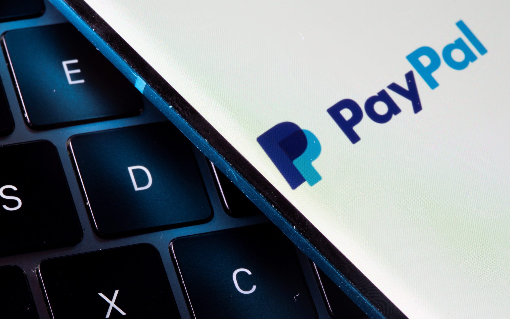 Tela de um celular mostra o logotipo do PayPal