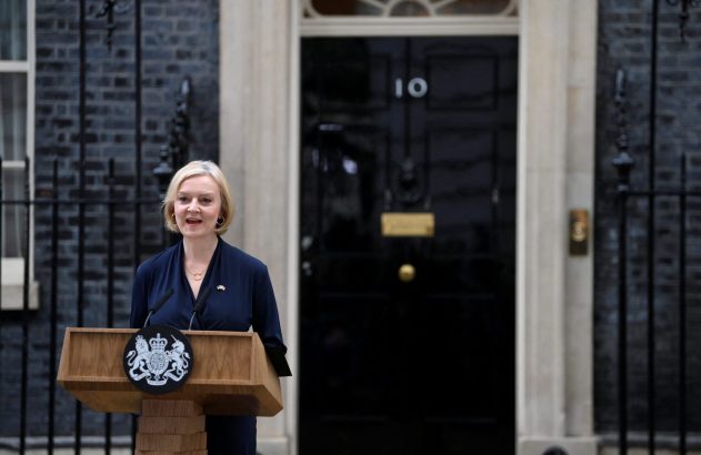 Liz Truss discursando em pódio à frente do nº 10 de Downing Street, Londres.