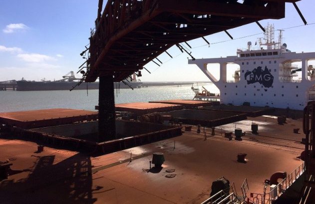 Navio carregado com minério de ferro na Austrália