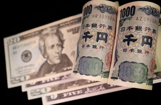 Cédulas de dólar e duas cédulas de 1000 ienes japoneses enroladas, sobre fundo escuro.