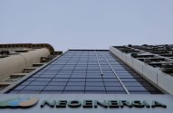 Vista de baixo de um edifício espelhado da Neoenergia, com o logo e nome em destaque.