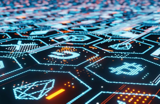 Rede digital com símbolos de criptomoedas, incluindo Bitcoin, em trilhas luminosas azuis e laranjas.