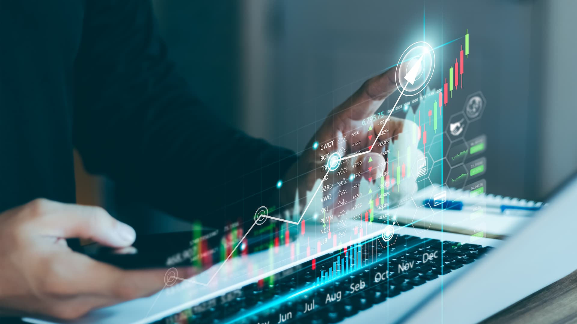 A imagem mostra as mãos de uma pessoa, que está sentada em frente a um notebook enquanto analisa ações ordinárias e preferenciais. Um gráfico de candlestick foi sobreposto digitalmente na imagem. (Foto: Shutterstock / Thapana_Studio)