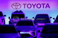 Carros Toyota exibidos sob luz roxa/azul, com logo Toyota e marca d'água Reuters Connect.