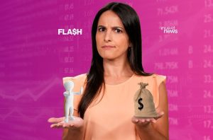 Mulher com expressão de dúvida compara boneco 3D em sinal de 'pare' e saco de dinheiro. Fundo financeiro.