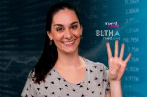 Mulher sorridente levanta quatro dedos, com fundo azul de gráficos financeiros e logos "investnews".