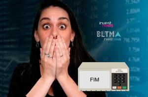 Mulher chocada com mãos na boca e fundo de bolsa de valores. Urna eletrônica exibe 'FIM', sugerindo impacto eleitoral no mercado.