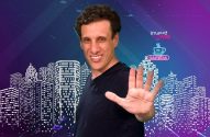 Homem sorrindo, mão levantada, sobre skyline urbano. Logos 'Invest News' e 'Cafeína'.