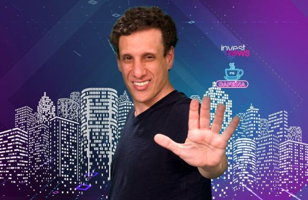 Homem sorrindo, mão levantada, sobre skyline urbano. Logos 'Invest News' e 'Cafeína'.