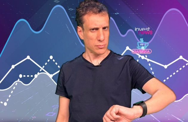 Homem com expressão questionadora olha o relógio inteligente. Fundo abstrato com gráficos e logos Invest News/Cafeína.