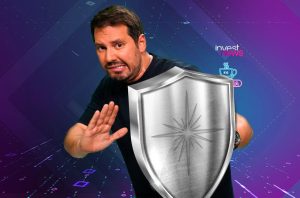 Homem sério com mão estendida e escudo prateado com estrela. Fundo tecnológico e logo Invest News.