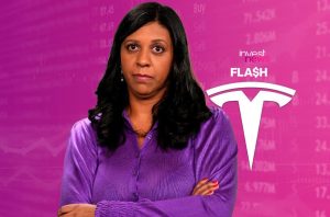 Apresentadora em noticiário financeiro FLASH sobre Tesla. Fundo rosa com dados de mercado e logo Invest News.