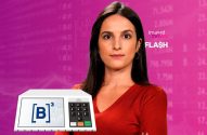 fabiana ortega, apresentadora do investnews, com urna eletrônica à frente, representando as eleições 2022 no Brasil