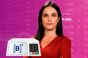 fabiana ortega, apresentadora do investnews, com urna eletrônica à frente, representando as eleições 2022 no Brasil