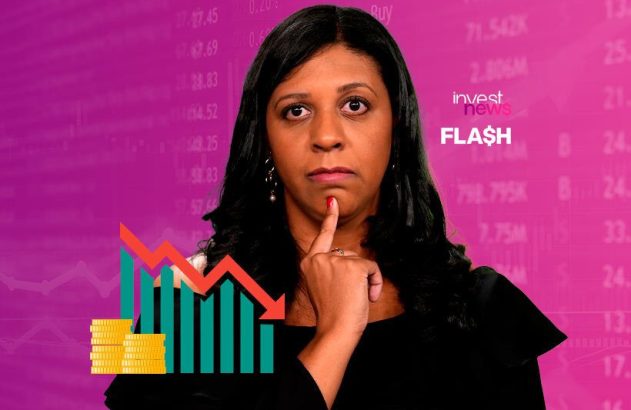 tatiana santiago, apresentadora do investnews, com o dedo no queixo e um gráfico à sua frente, representando a queda da inflação no Brasil