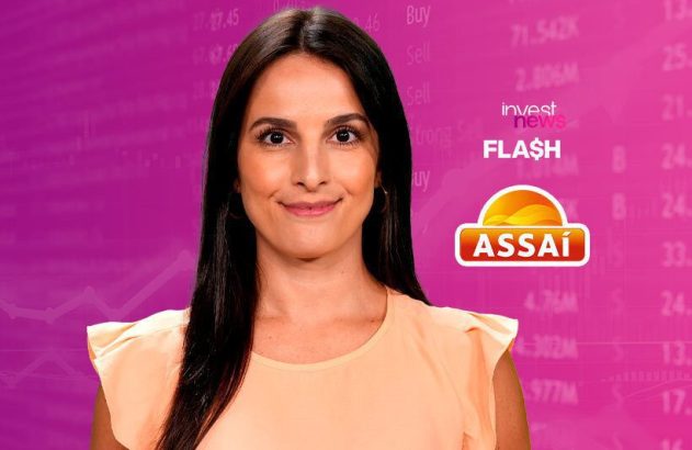 fabiana ortega, apresentadora do investnews, com logo do Assaí ao fundo