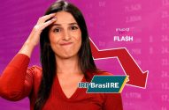 fabiana ortega, apresentadora do investnews, com a mão na cabeça e logo do IRB Brasil à frente representando queda de ações