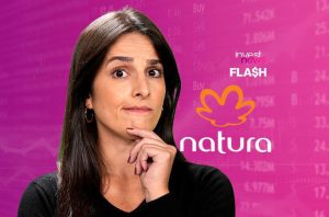 Mulher pensativa, com logos Invest News FLASH e Natura, e fundo de dados financeiros.