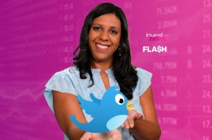 Mulher sorridente segura pássaro azul (Twitter) em frente a fundo financeiro com "Invest News Flash".