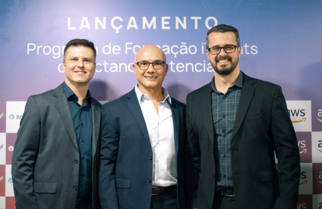 Três homens em frente a banner de lançamento de Programa de Formação. Logos Unyleya, Ito, AWS visíveis.
