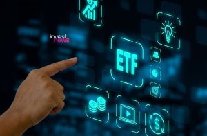 Mão aponta para "invest news" em tela digital. Ícones de ETF e finanças, como gráficos, são visíveis.