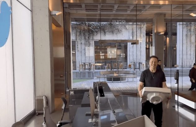 Musk entra no Twitter com uma pia na mão