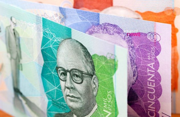 Close-up de notas de dinheiro coloridas, com uma nota verde exibindo um rosto e uma nota roxa parcialmente visível.