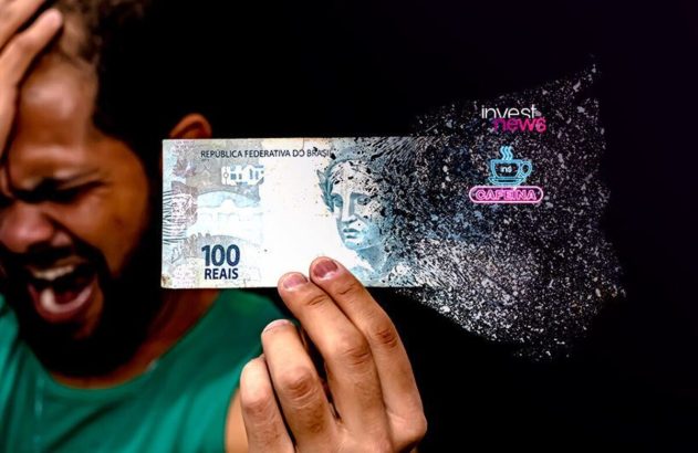 Pessoa negra com mão na testa e uma nota de cem reais na outra mão